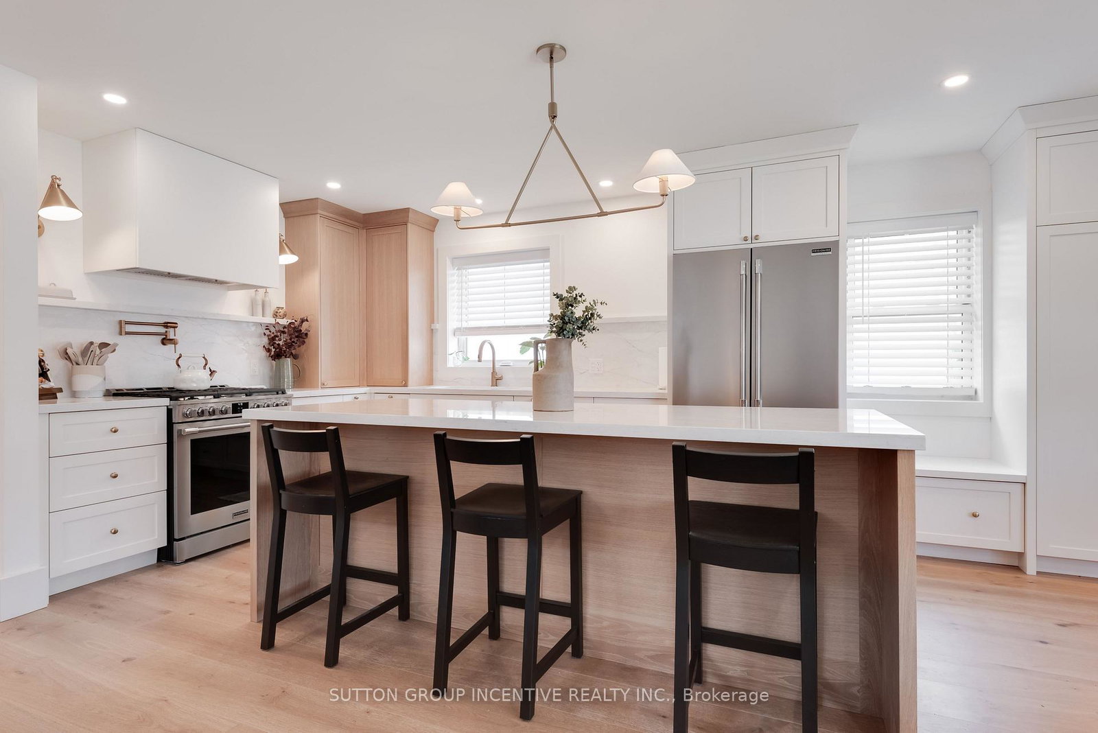 16-robindale-avenue-toronto-etobicoke-ontario-w13828608