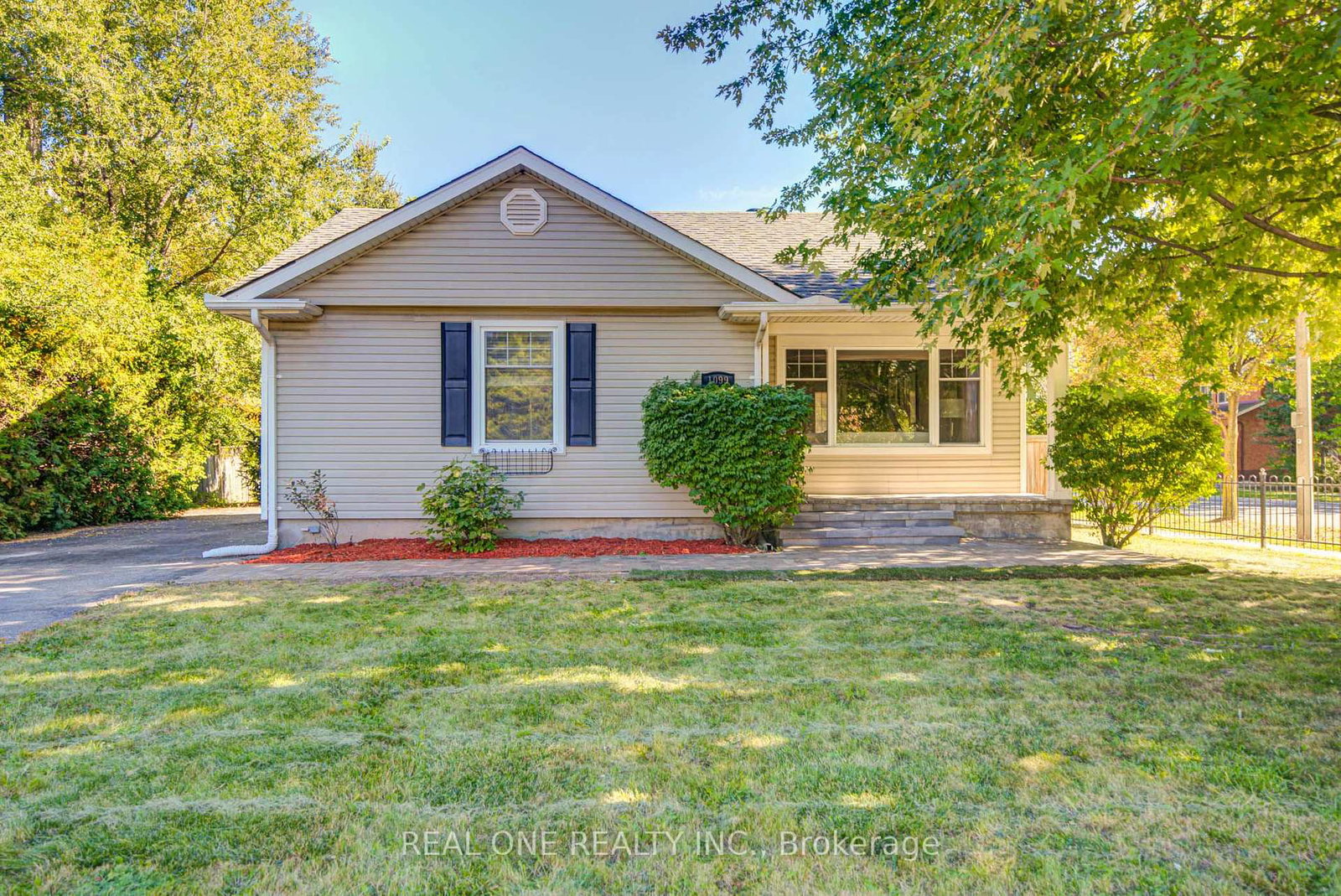 1099-kent-avenue-oakville-ontario-w13834554