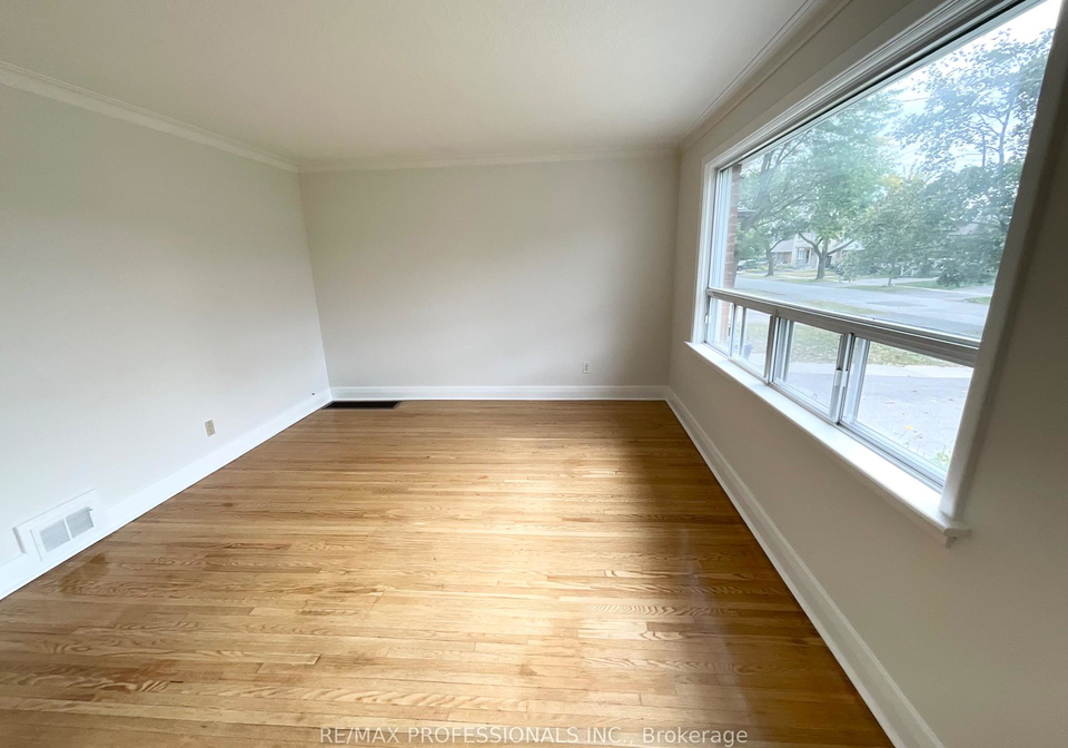 130-yorkview-drive-toronto-etobicoke-ontario-w13835482