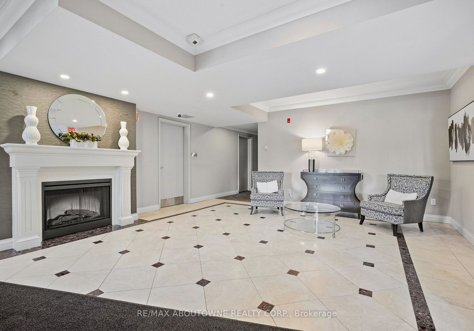 390-upper-middle-road-oakville-ontario-w13838648