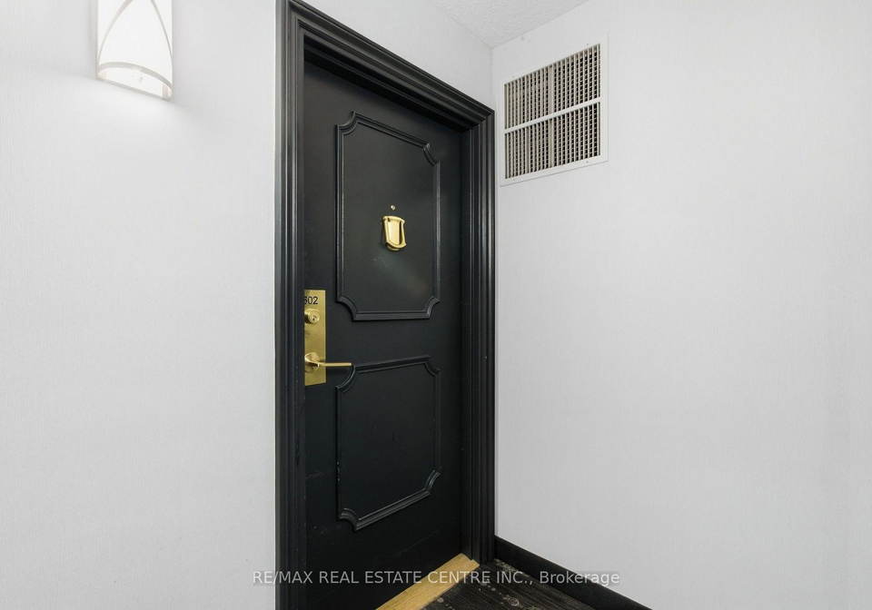 2055-upper-middle-road-burlington-ontario-w13841632