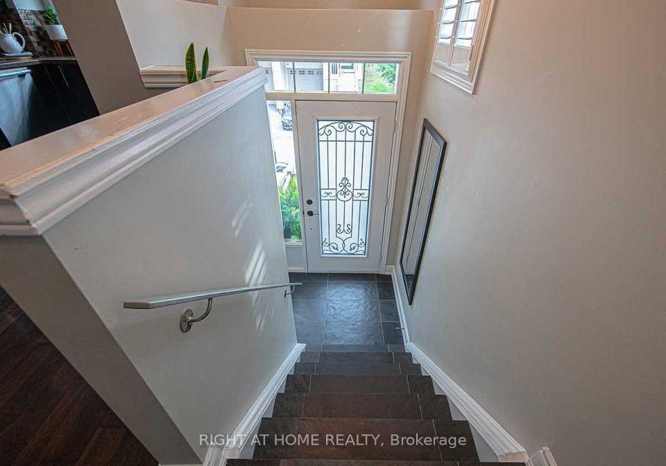 2468-scholars-common-burlington-ontario-w13855184