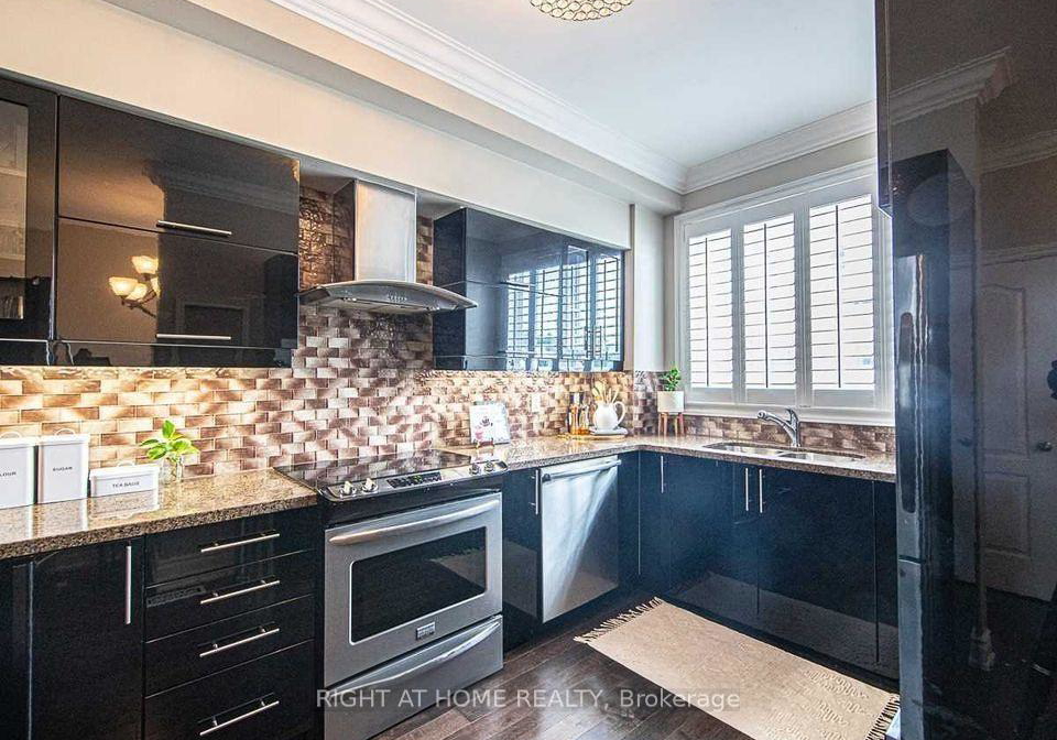 2468-scholars-common-burlington-ontario-w13855184