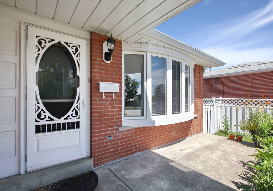 1023-mcbride-avenue-mississauga-ontario-w4854049