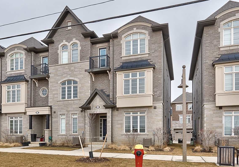 2285-khalsa-gate-oakville-ontario-w5537867