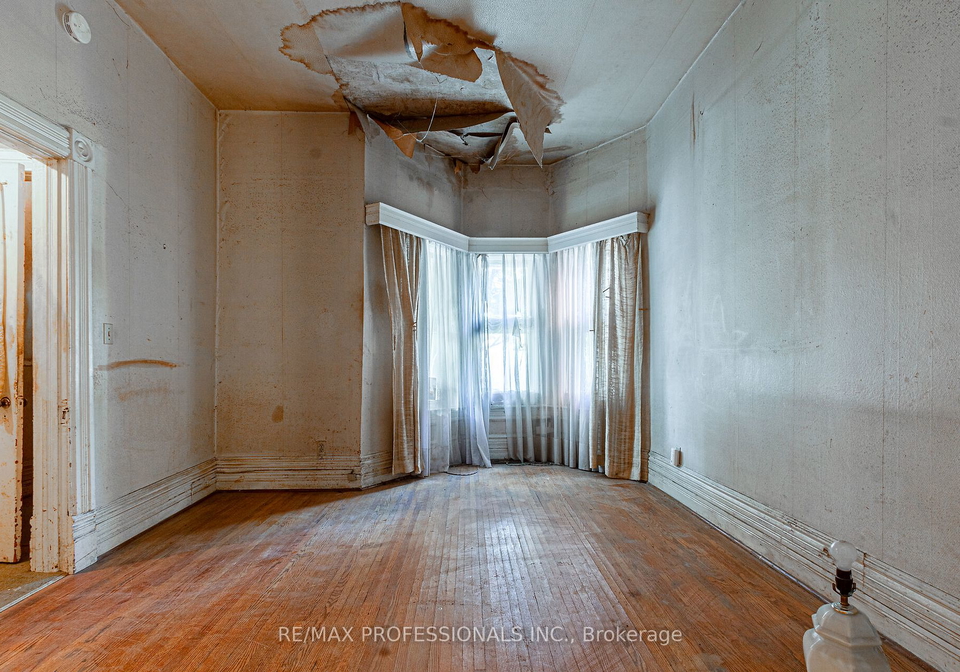 369-pacific-avenue-toronto-ontario-w9398246