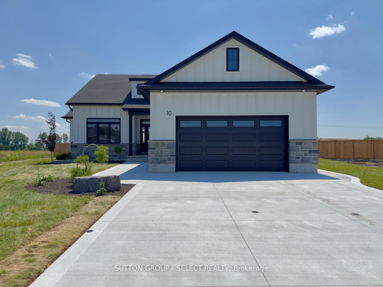 10-lois-court-lambton-shores-ontario-x11905989