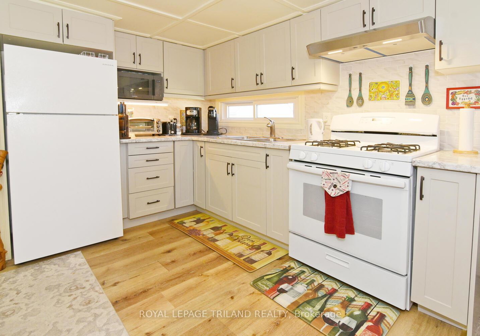 9385-ipperwash-road-lambton-shores-ontario-x12019389
