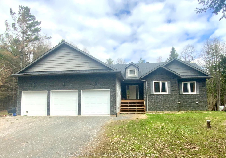 2678-concession-11-e-road-lanark-highlands-ontario-x12029840