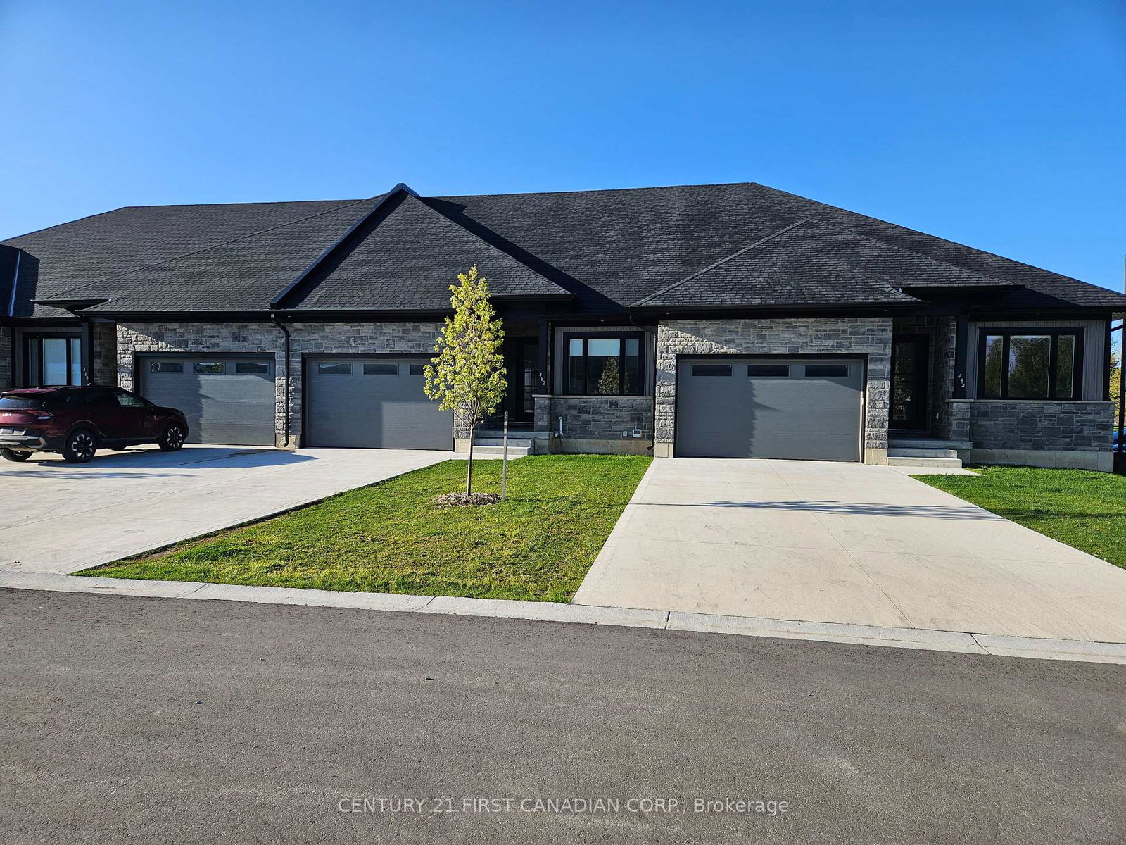 484-kip-lane-plympton-wyoming-ontario-x12043625