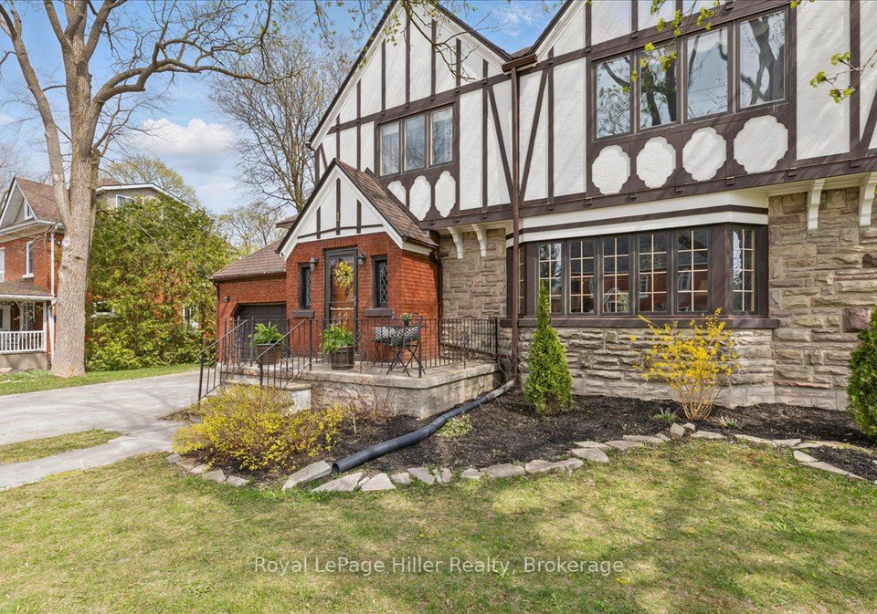 1-pacific-avenue-perth-east-ontario-x12112455