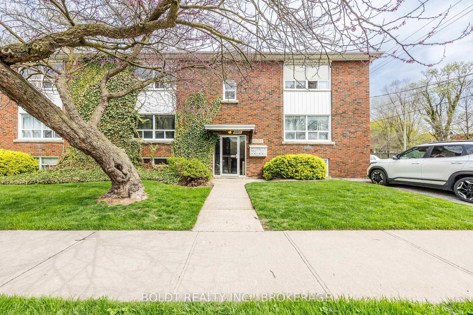 6911-6921-barker-street-niagara-falls-ontario-x12130838
