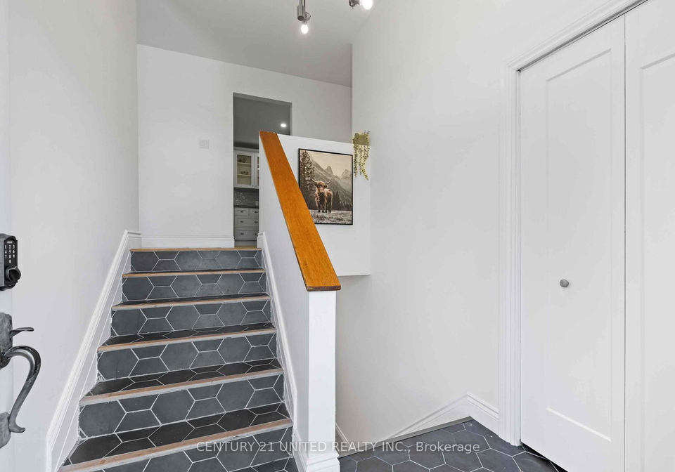 7-hillside-drive-kawartha-lakes-ontario-x12160719