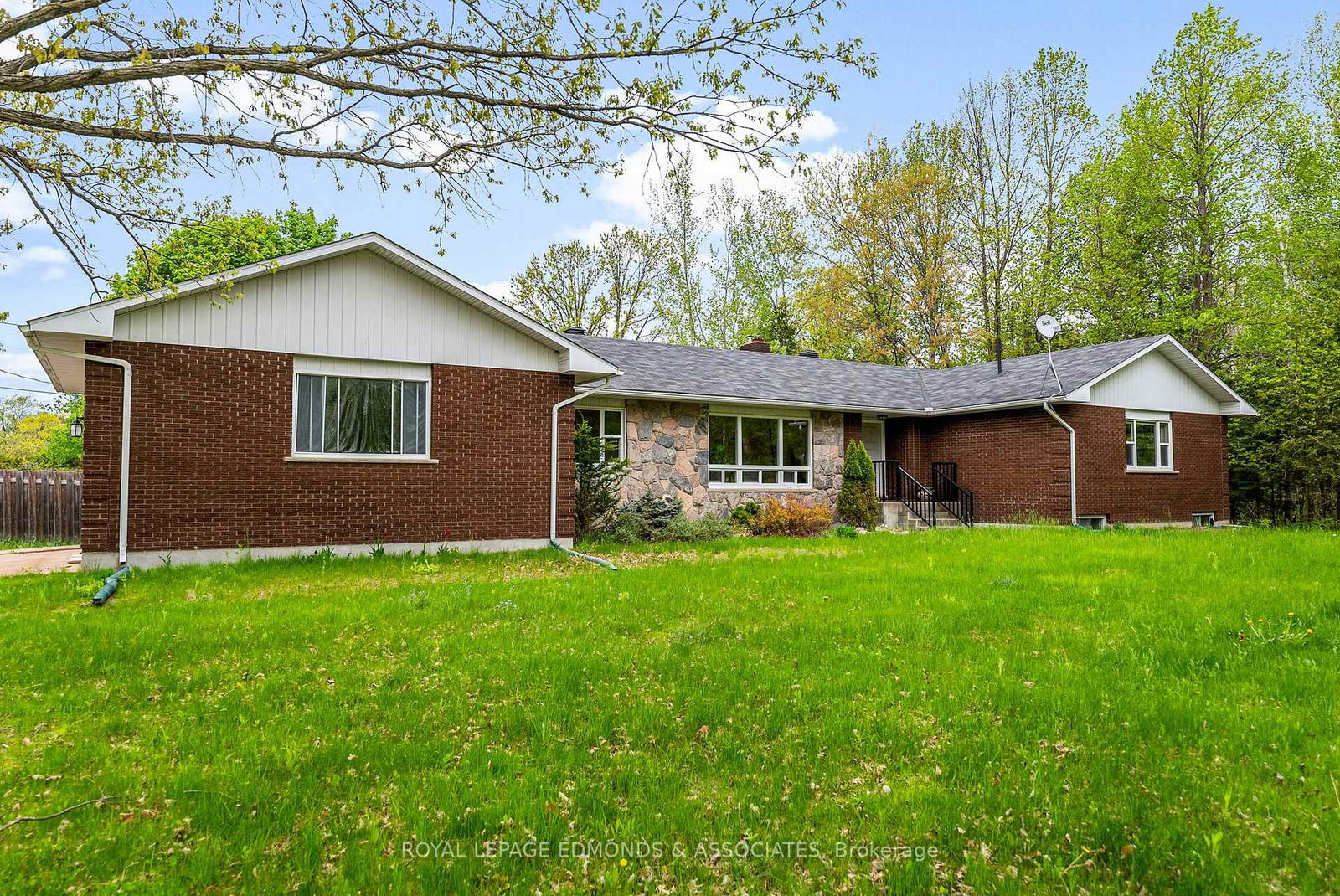 23-eileen-street-laurentian-valley-ontario-x12160940