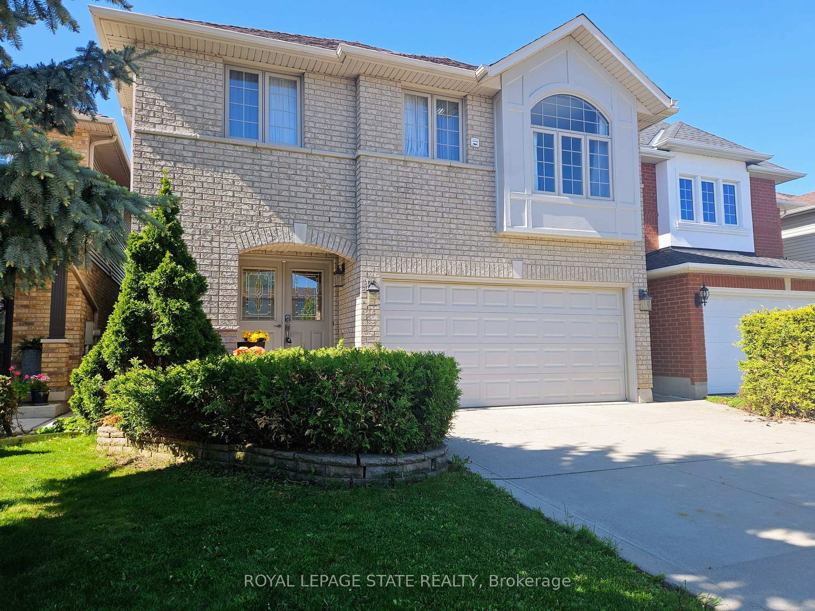 19-claudette-gate-hamilton-ontario-x12173386