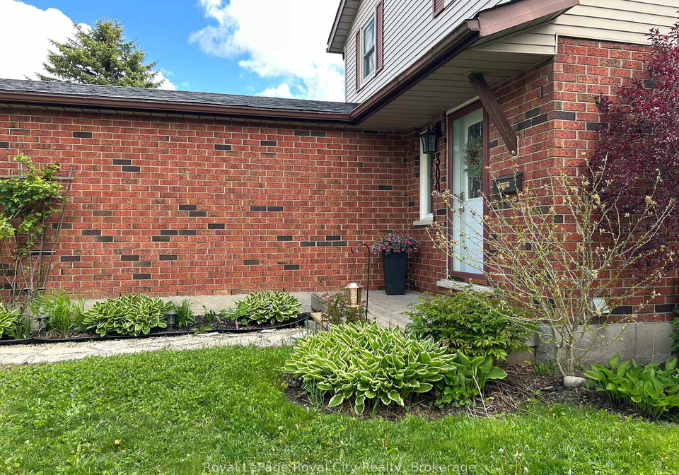 300-strathallan-street-centre-wellington-ontario-x12181804