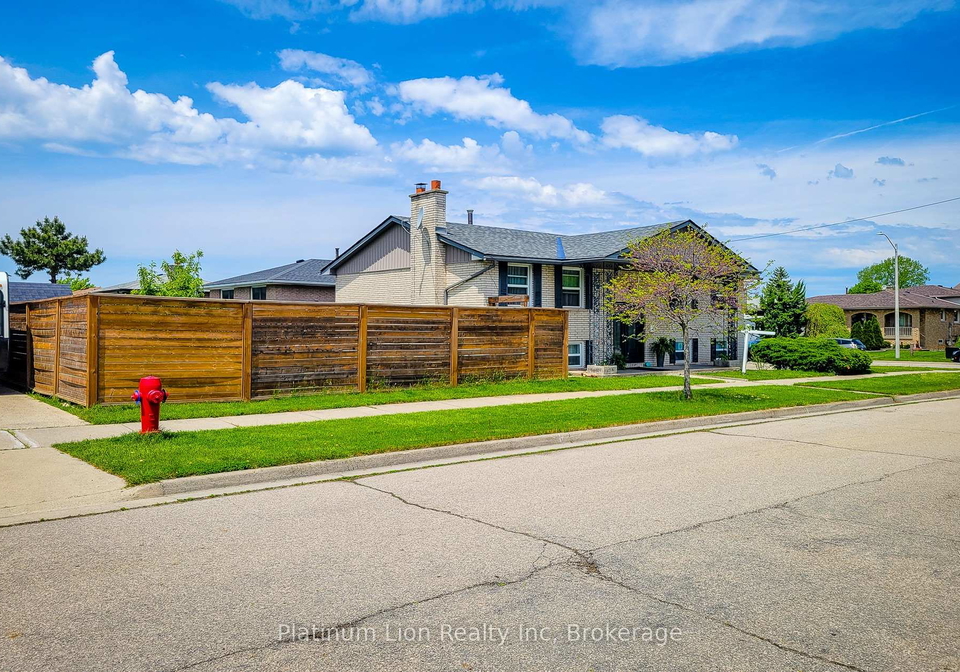 8-basswood-court-hamilton-ontario-x12192595