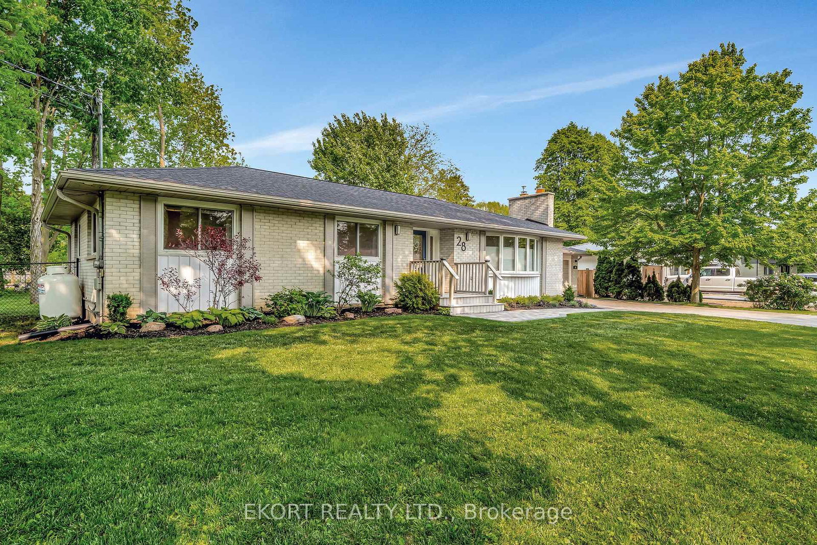 28-fenwood-crescent-prince-edward-county-ontario-x12196103