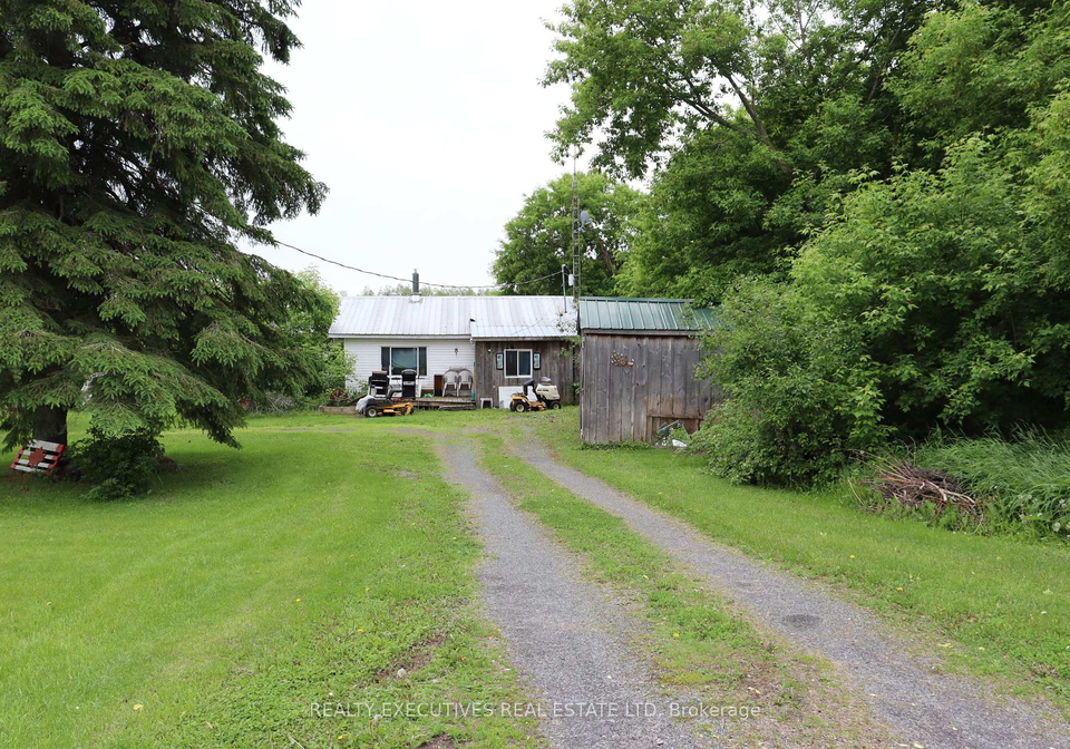 11560-county-18-road-south-dundas-ontario-x12198094