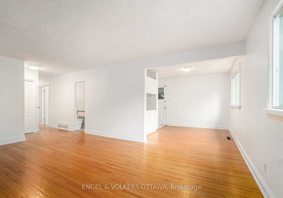 886-ivanhoe-avenue-ottawa-ontario-x12211460