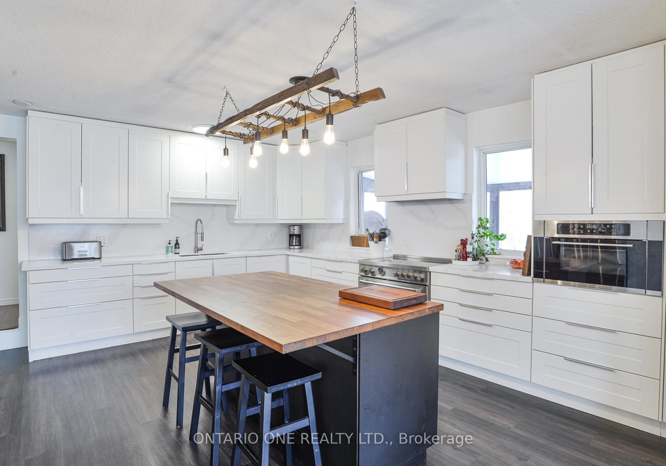 811-bay-street-gravenhurst-ontario-x12225273