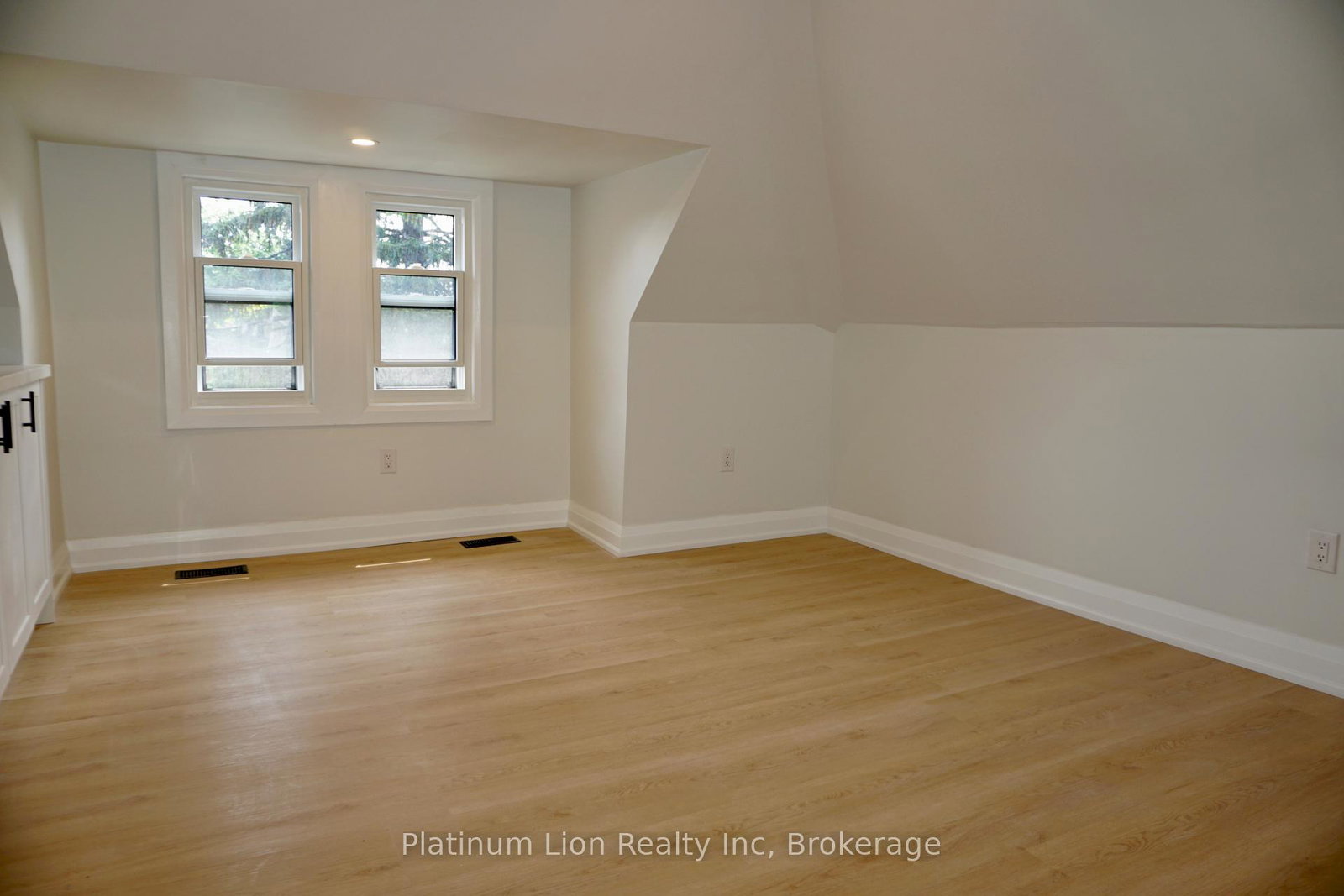 79-sanford-avenue-s-hamilton-ontario-x12225595
