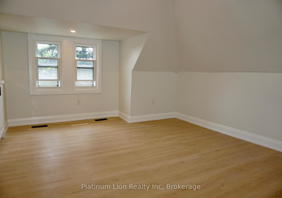 79-sanford-avenue-s-hamilton-ontario-x12225595