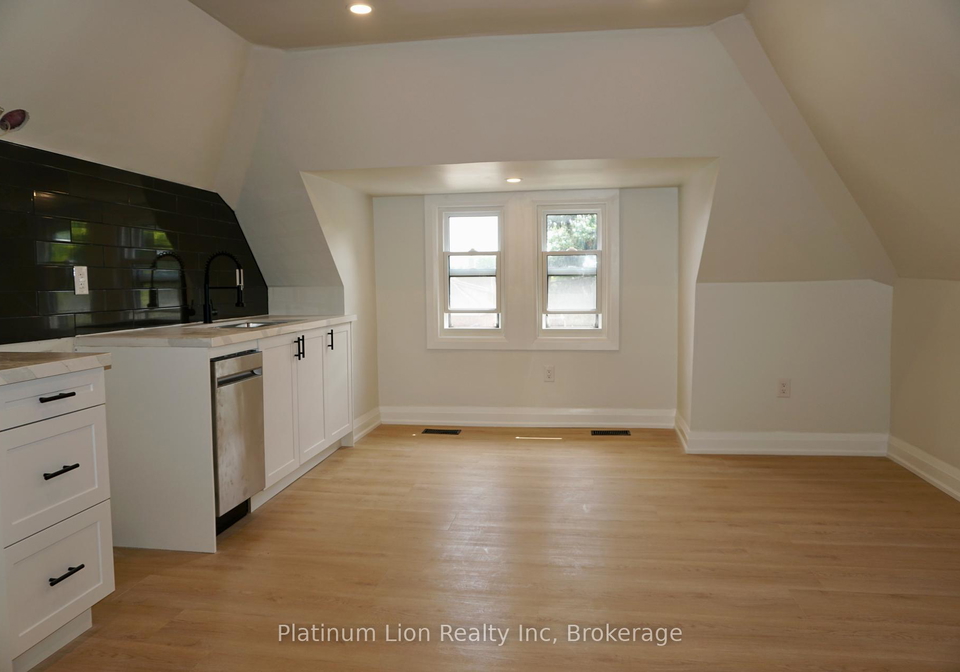 79-sanford-avenue-s-hamilton-ontario-x12225595