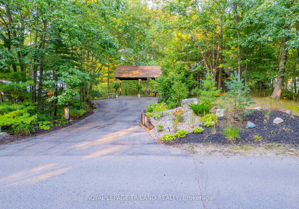 10248-pinetree-drive-lambton-shores-ontario-x12228380