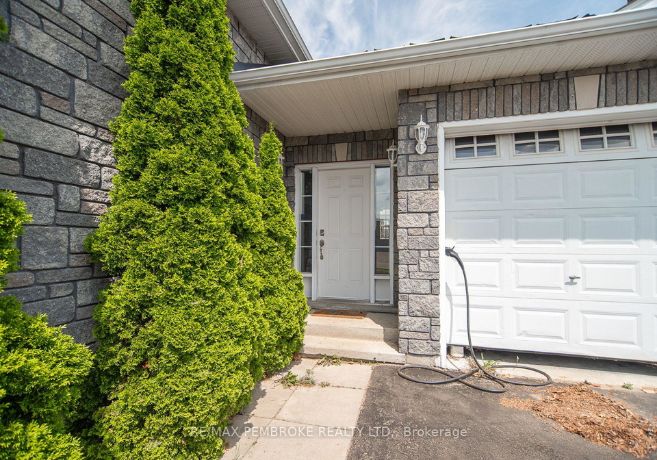 1008-limestone-crescent-petawawa-ontario-x12230349