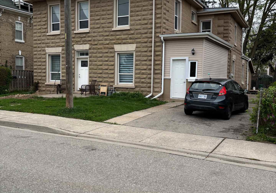 54-victoria-street-brantford-ontario-x12236755