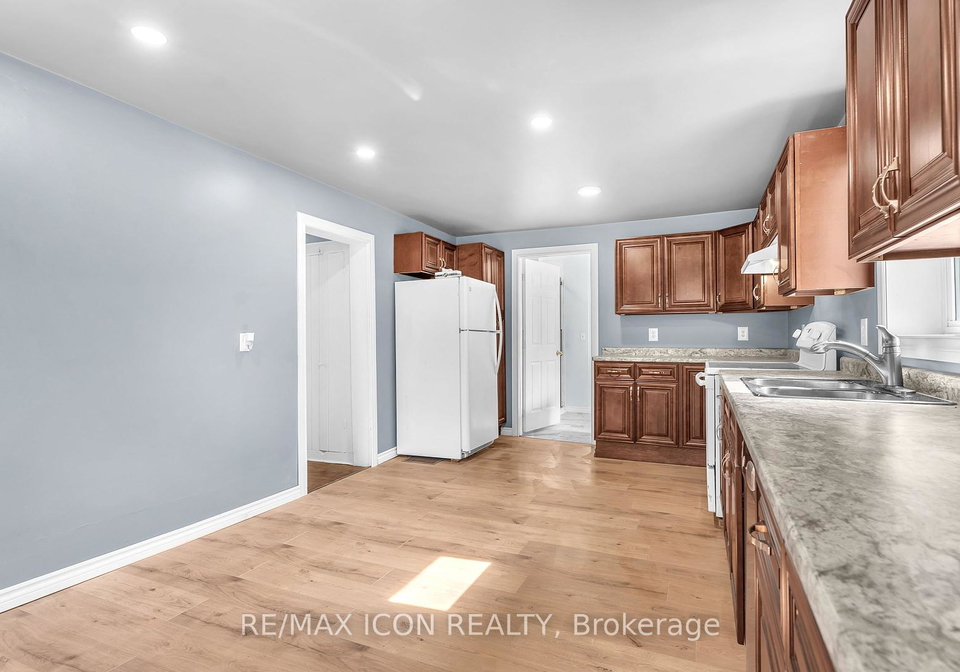 184-catherine-street-north-middlesex-ontario-x12240822