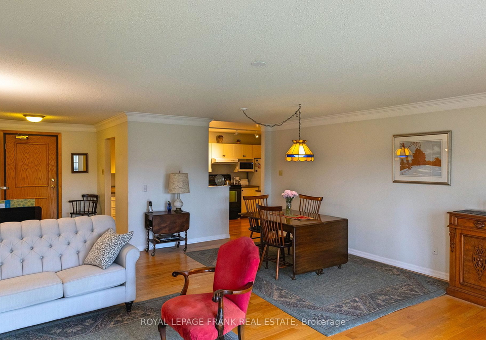2paddock-wood-peterborough-east-ontario-x12256290