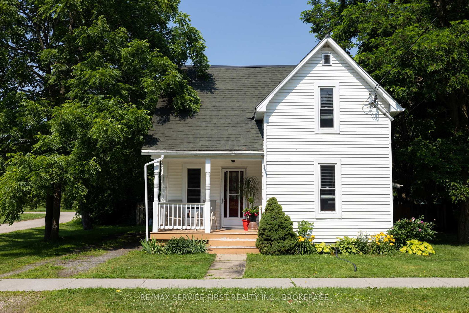 18-garden-street-lansdowne-village-ontario-x12259082