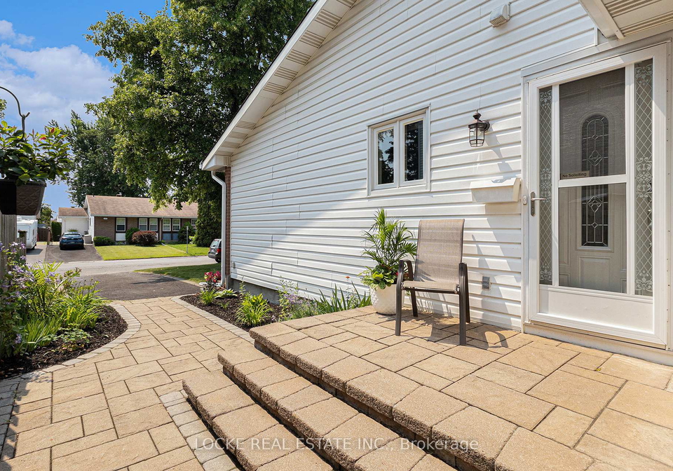 1382-leigh-crescent-ottawa-ontario-x12260329