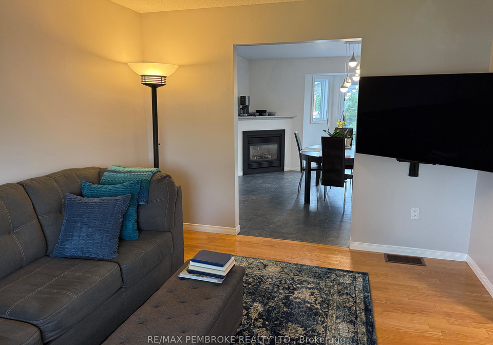 616-moss-drive-pembroke-ontario-x12275906