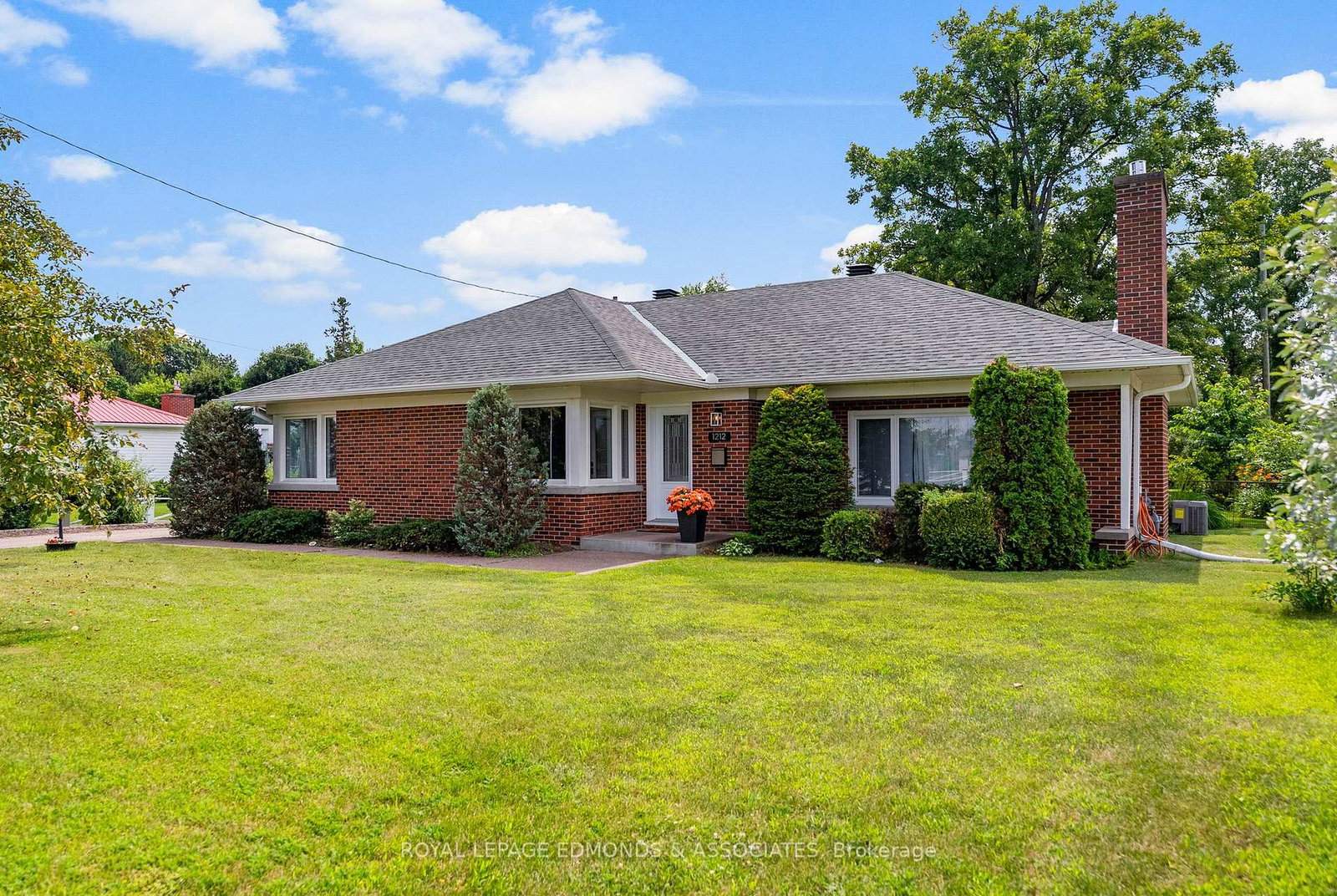 1212-pembroke-street-e-e-laurentian-valley-ontario-x12281303