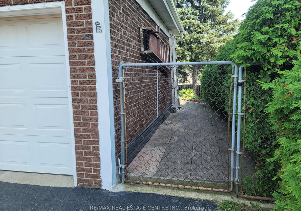 53-kingswood-crescent-kitchener-ontario-x12297297