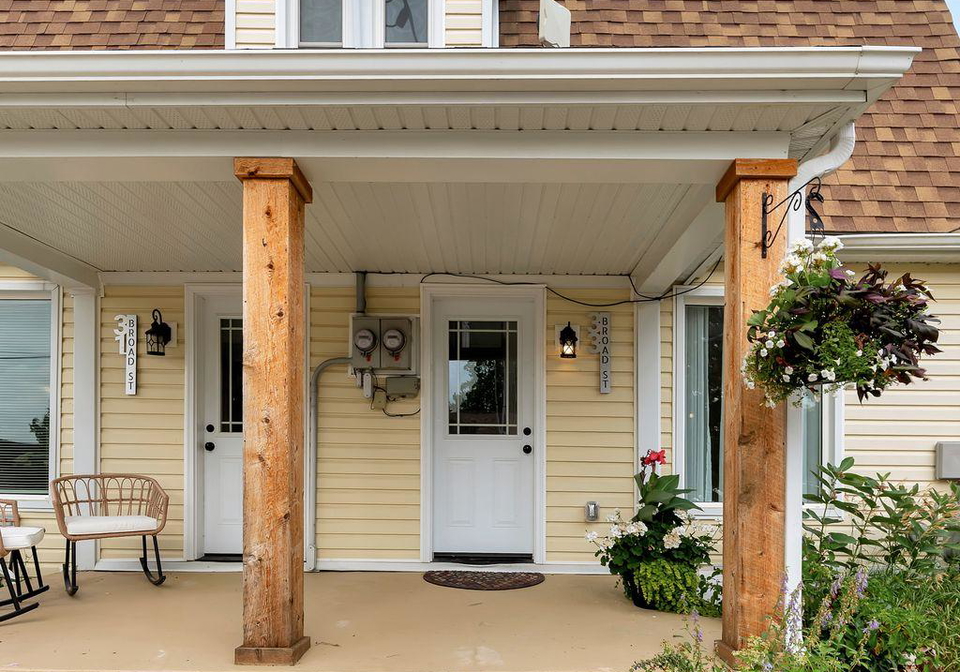 33-broad-street-prince-edward-county-ontario-x12299336
