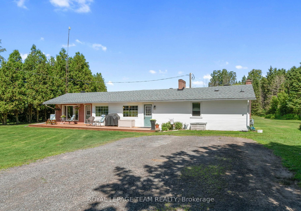 12135-county-road-2-south-dundas-ontario-x12306828