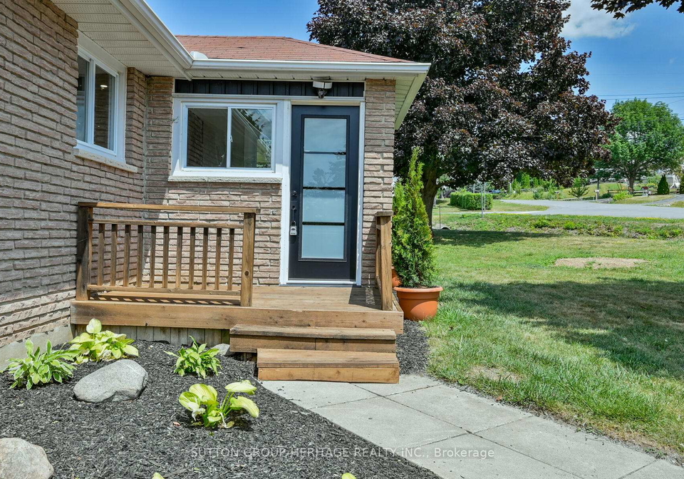 11-sturgeon-crescent-kawartha-lakes-ontario-x12310878