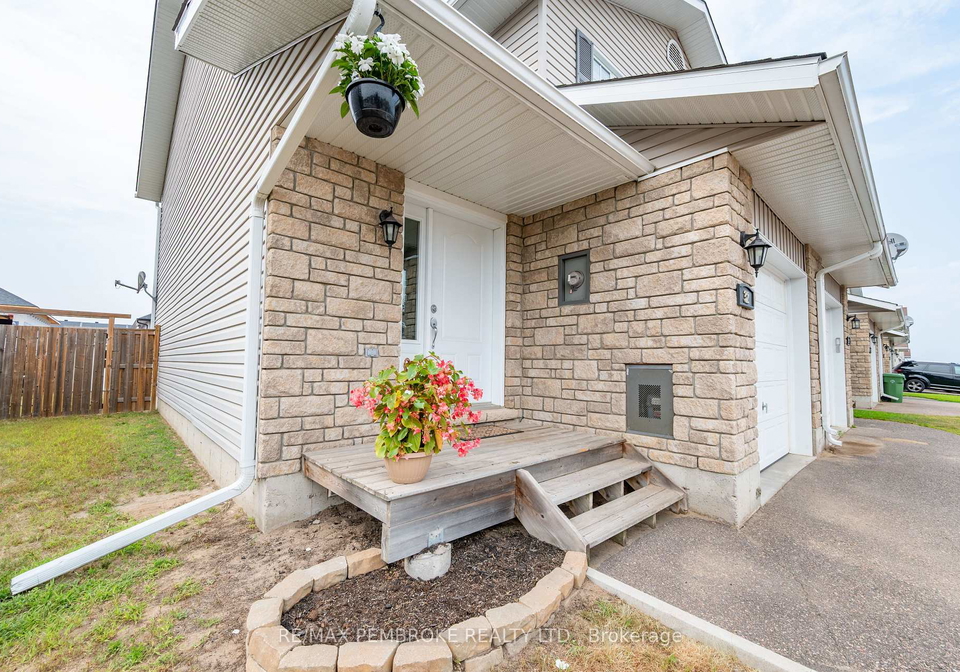 32-winston-avenue-petawawa-ontario-x12318358