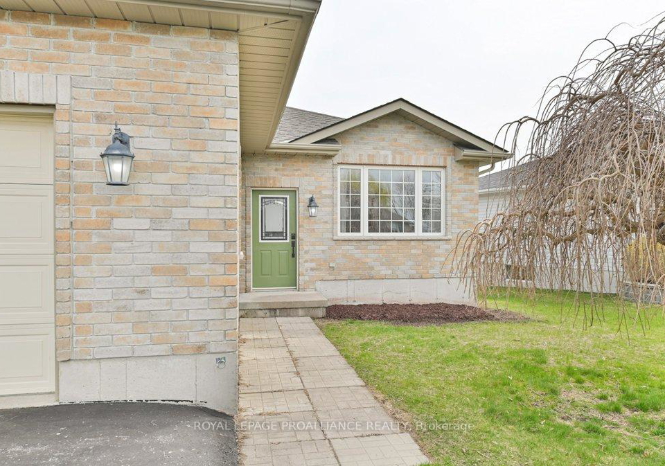 17-stonegate-crescent-quinte-west-ontario-x12320961