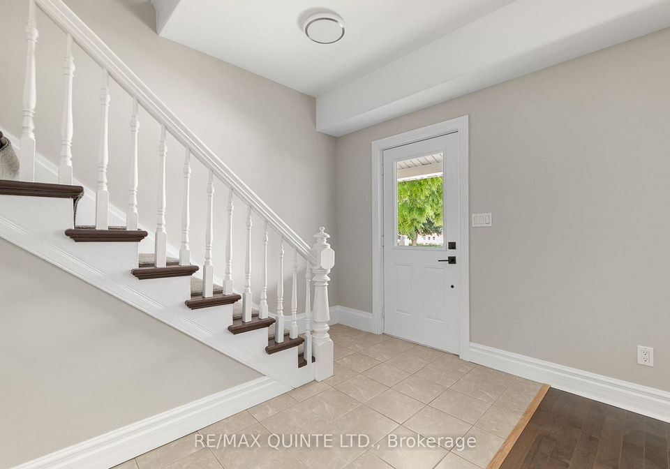 14-elm-street-prince-edward-county-ontario-x12325033