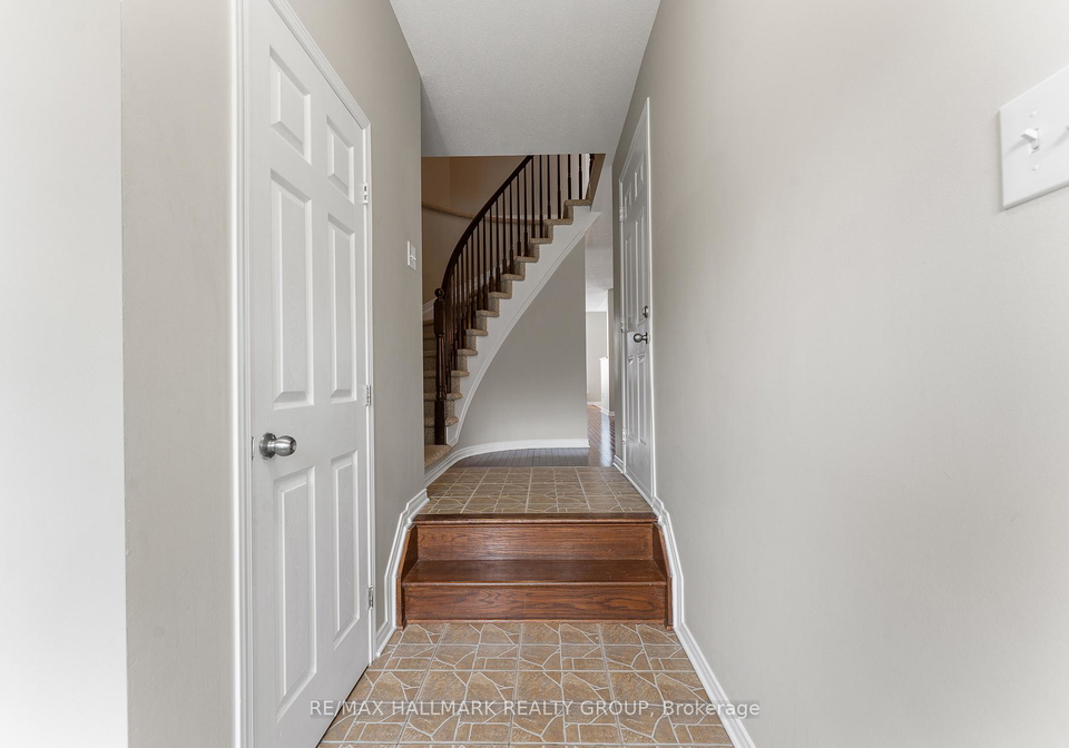 207-cityview-crescent-ottawa-ontario-x12330643