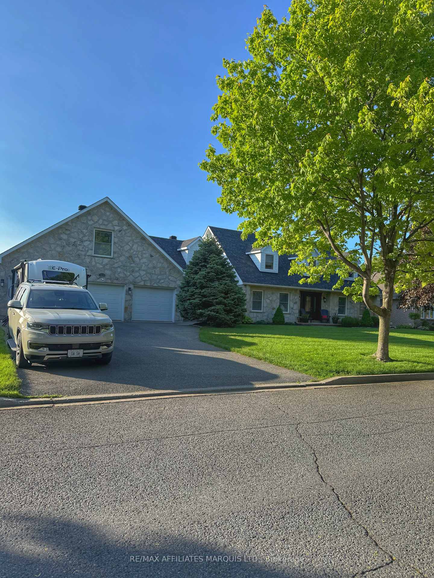 1615-sugar-stick-drive-cornwall-ontario-x12345856