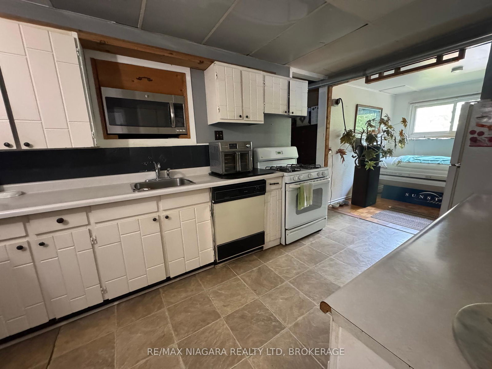 1640-dominion-road-fort-erie-ontario-x12363309