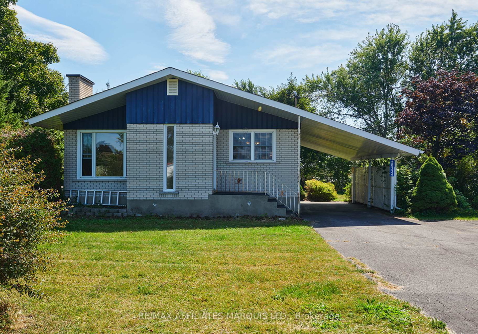 20334-third-st-gv-street-south-glengarry-ontario-x12383920