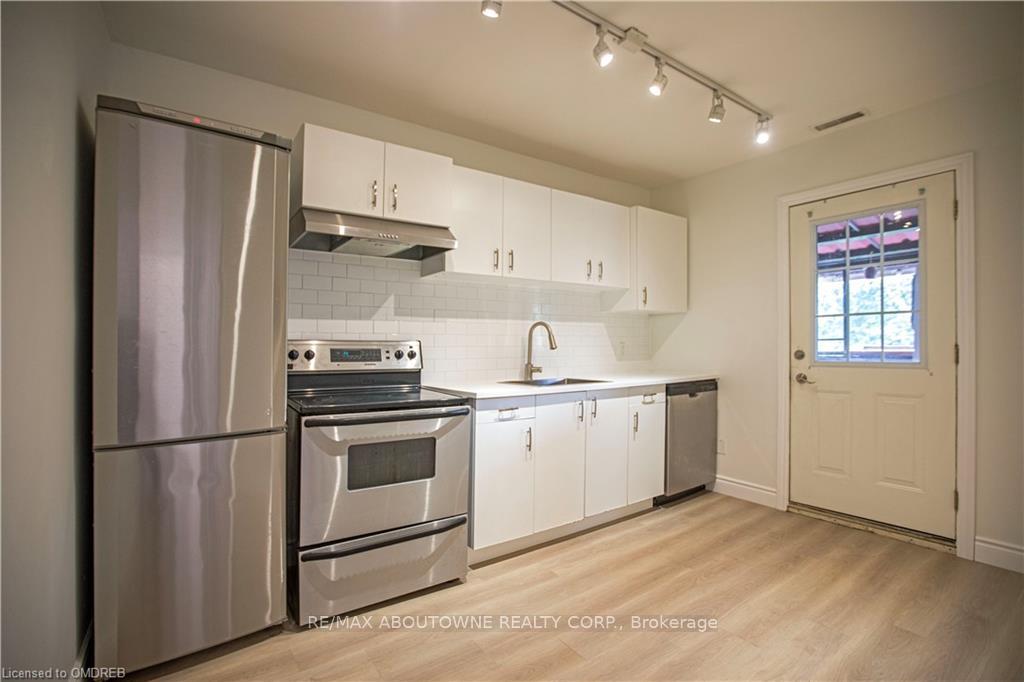 49-fairleigh-avenue-s-hamilton-ontario-x12392087