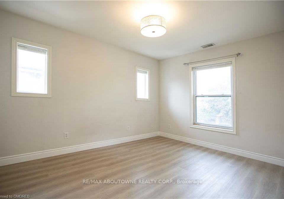 49-fairleigh-avenue-s-hamilton-ontario-x12392087